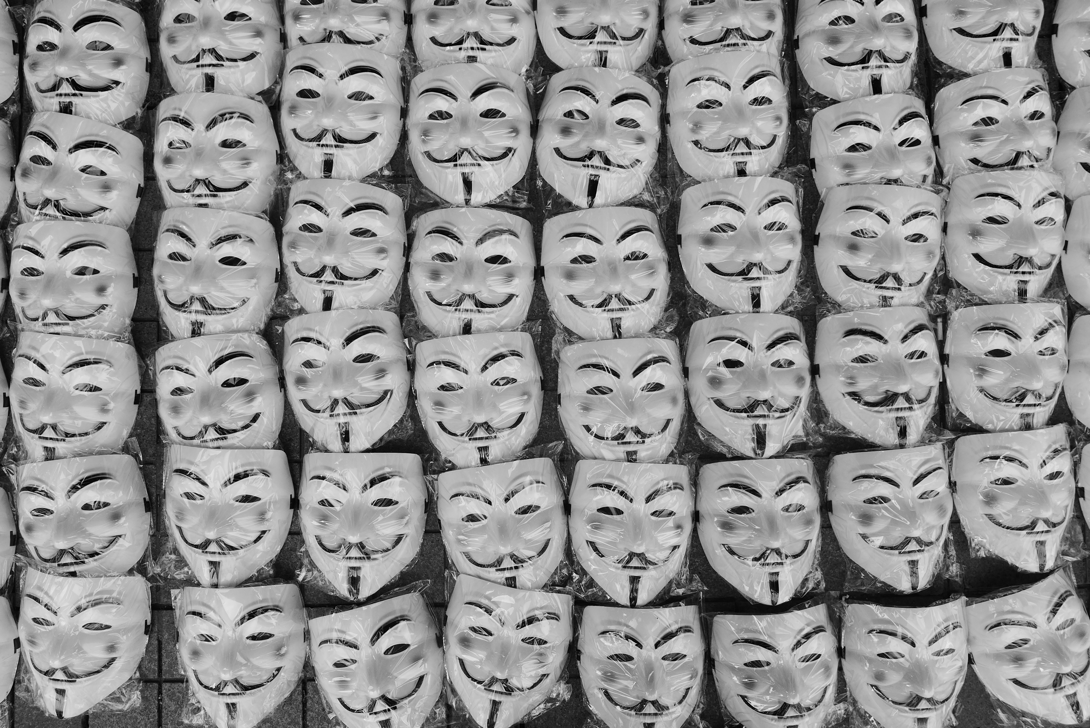 Guy-Fawkes-Masken: Ob als Schutz vor den Spähern Erdogans oder einfach nur des Kults wegen – keine Ahnung