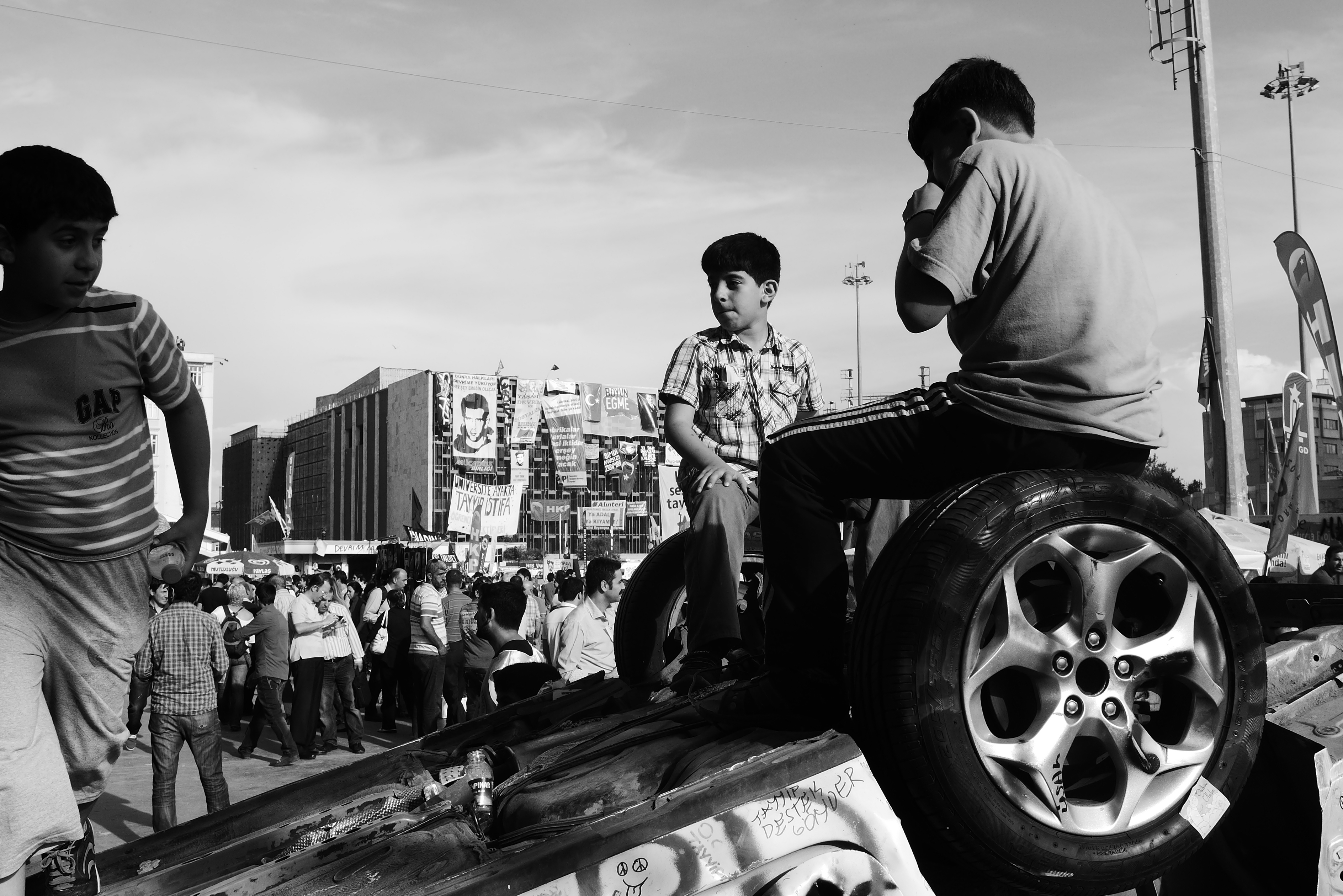 Trophäe des Widerstands: Kinder machen aus einem umgestürzten Polizeiwagen einen Abenteuerspielplatz
